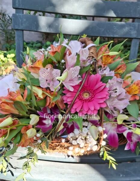 Cesto di fiori primaverili