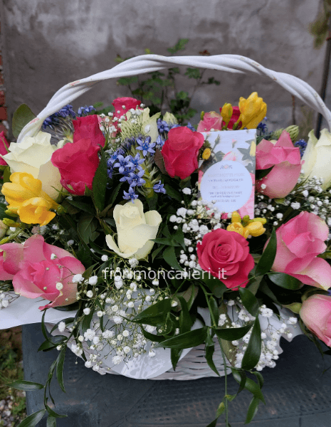 Cestino misto rose e altri fiori