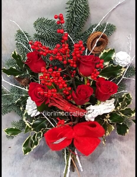 Mazzo natalizio con rose rosse e altro disponibile