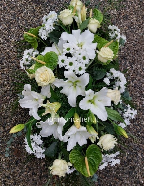 Cuscino delicato fiori bianchi e verdi