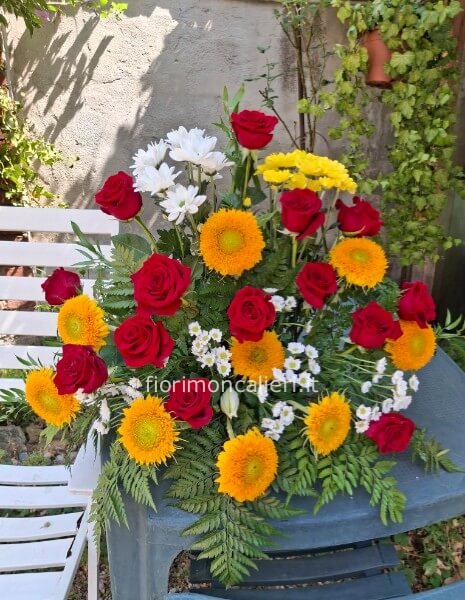 Composizione piramide rose e girasoli