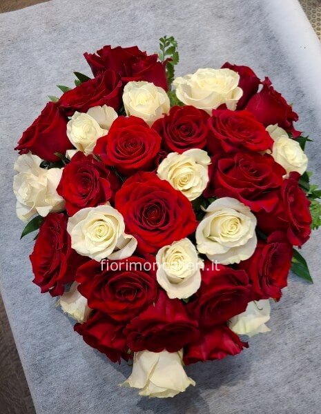 Cuore di rose bianche e rosse