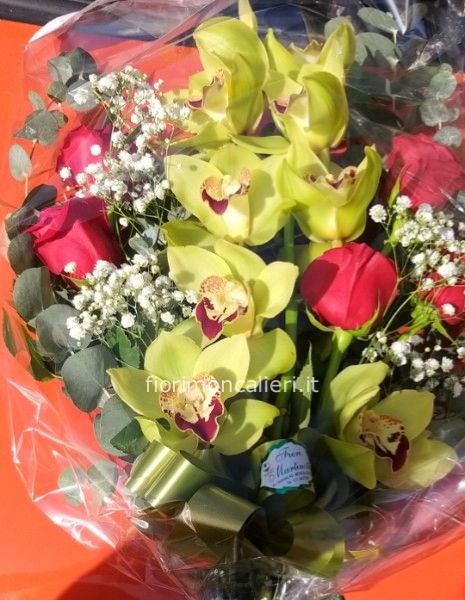 Orchidea e rose rosse